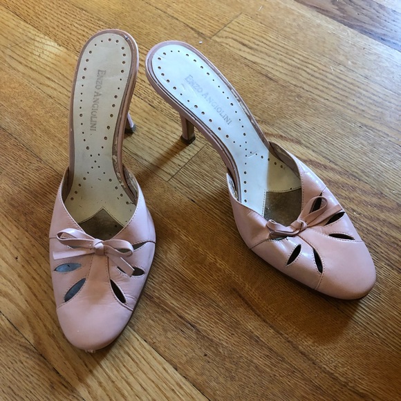 Pink heels with cute bow accent - Picture 1 of 2